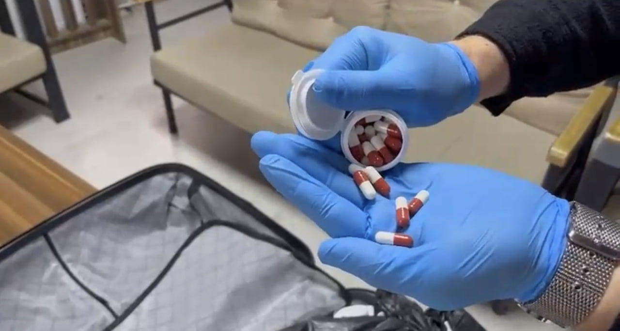 SAMSUN’UN ÇARŞAMBA İLÇESİNDE DÜZENLENEN UYUŞTURUCU OPERASYONUNDA 18 BİN 900 ADET UYUŞTURUCU HAP...