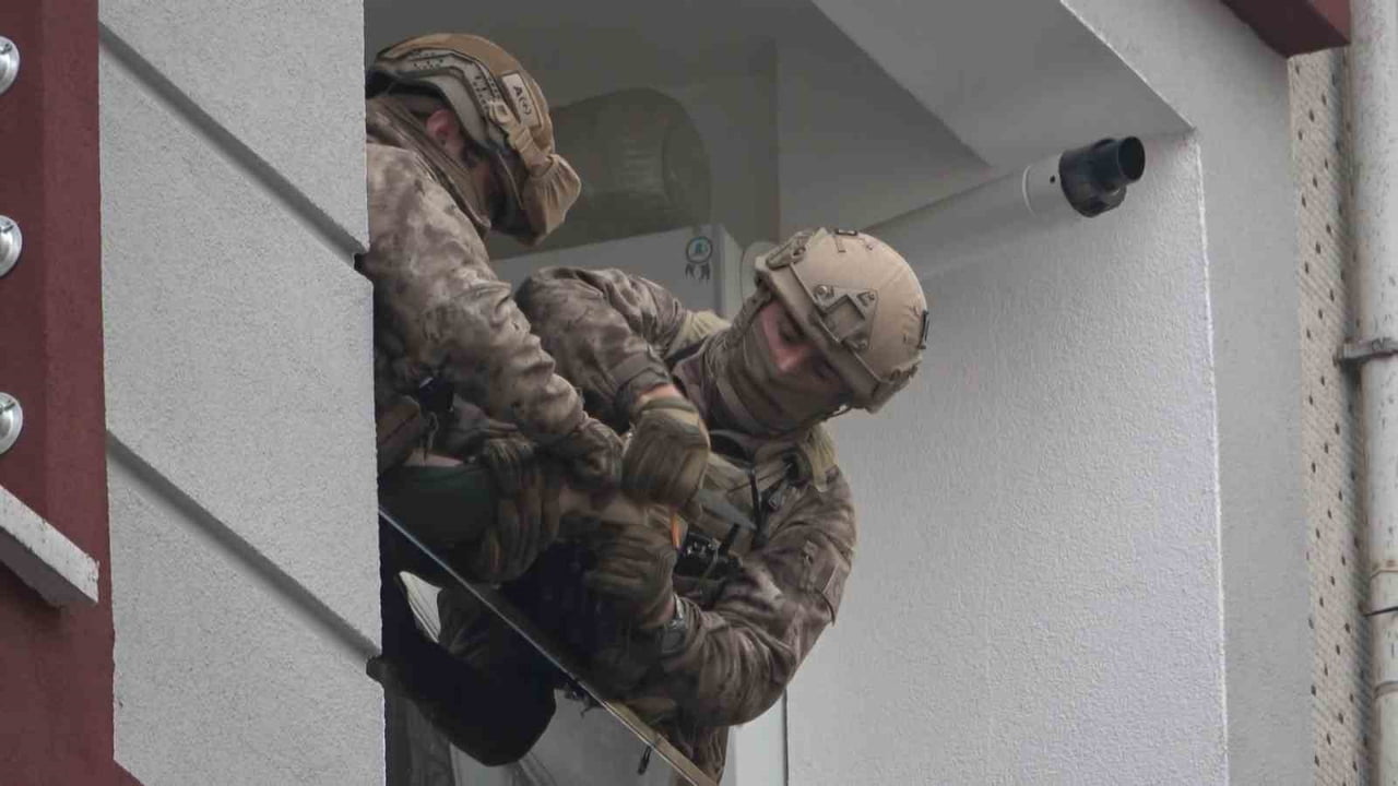 SAMSUN’UN İLKADIM İLÇESİNDE, ELİNDE BIÇAKLA APARTMANIN DÖRDÜNCÜ KAT BALKONUNA ÇIKARAK ATLAMAK...