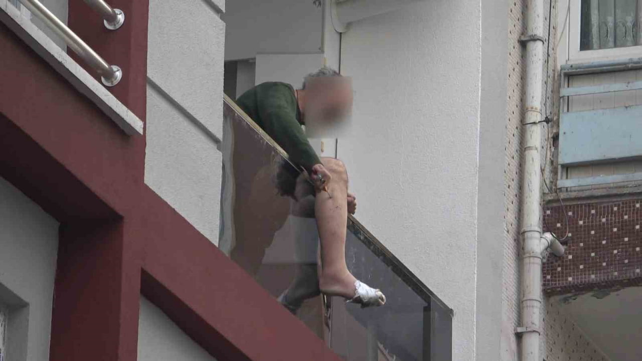 SAMSUN’UN İLKADIM İLÇESİNDE, ELİNDE BIÇAKLA APARTMANIN DÖRDÜNCÜ KAT BALKONUNA ÇIKARAK ATLAMAK...