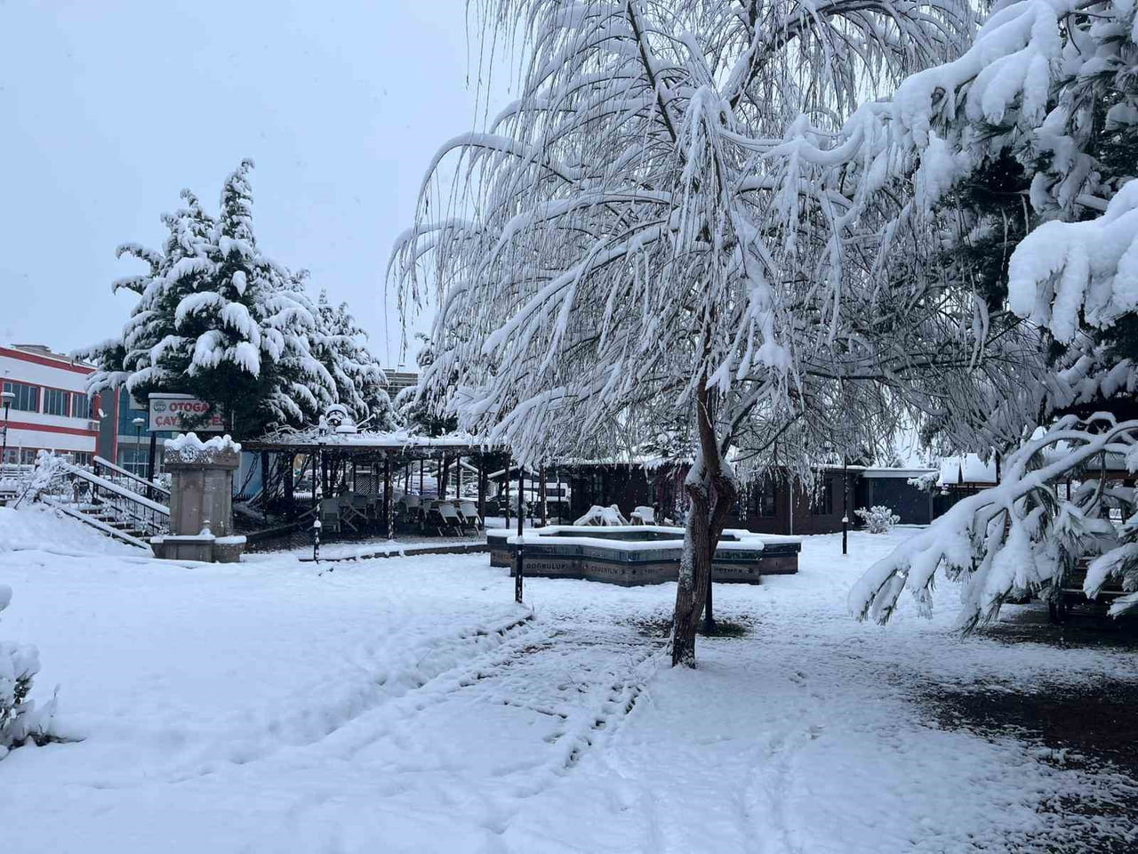 SAMSUN’UN KAVAK İLÇESİNDE GECE SAATLERİNDE BAŞLAYAN KAR YAĞIŞI, SABAHA KARŞI ETKİSİNİ ARTIRARAK...