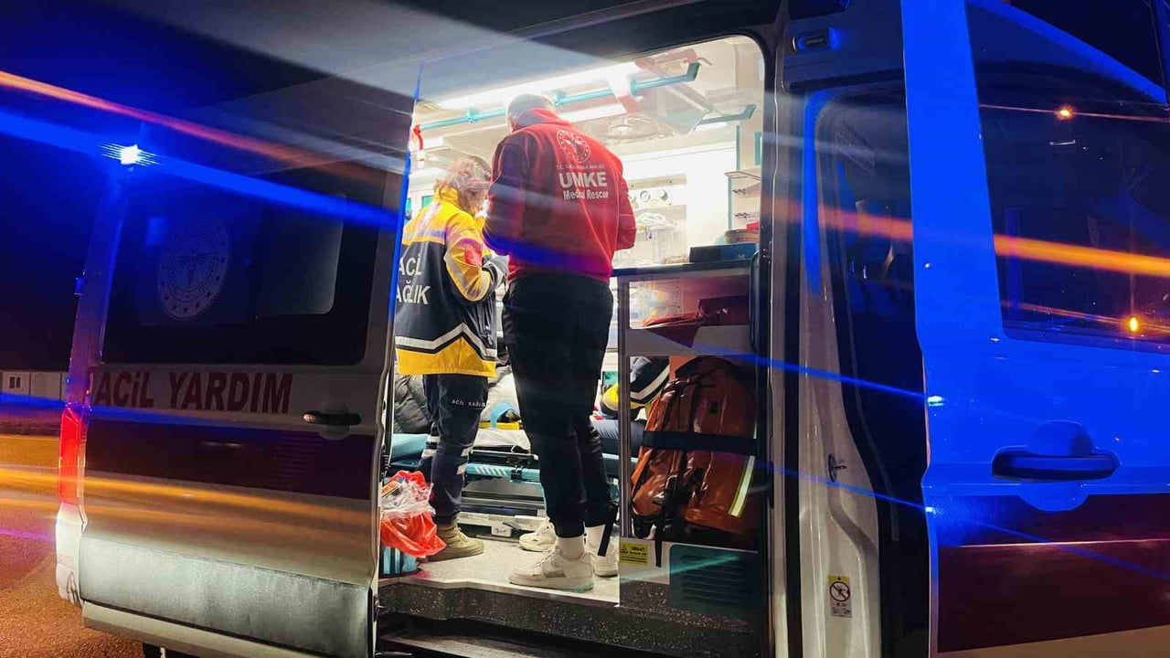 SAMSUN’UN TERME İLÇESİNDE KONTROLDEN ÇIKAN OTOMOBİL, ÖNCE OTOBÜS DURAĞINA ARDINDAN AĞACA ÇARPTI....