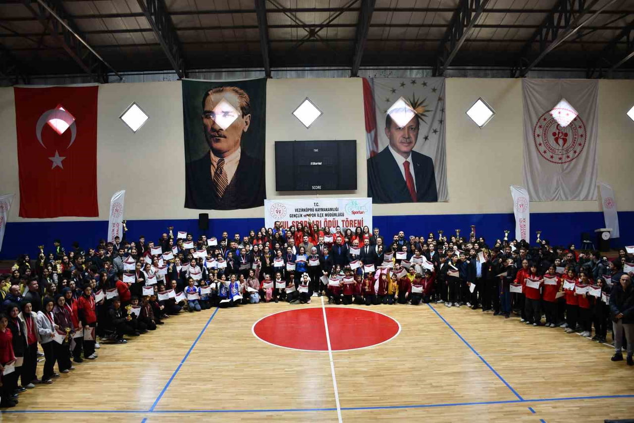 SAMSUN’UN VEZİRKÖPRÜ İLÇESİNDE, OKUL SPORLARI FAALİYETLERİ KAPSAMINDA DÜZENLENEN MÜSABAKALARDA...