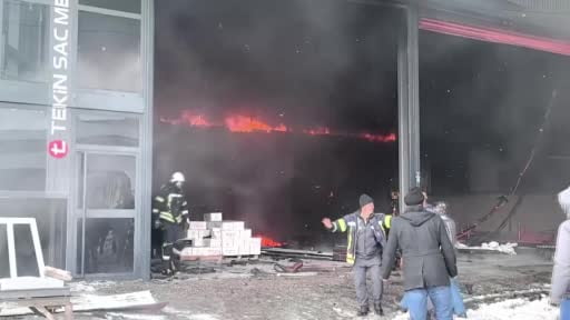 Sanayi sitesinde büyük yangın: 5 kişi hastaneye kaldırıldı