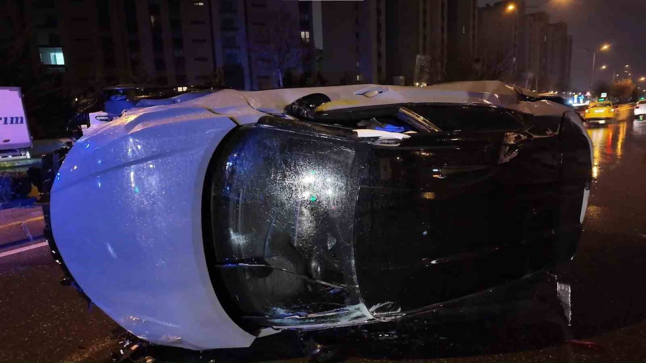 SANCAKTEPE'DE AŞIRI HIZ NEDENİYLE KONTROLDEN ÇIKAN OTOMOBİL, PARK HALİNDEKİ 4 OTOMOBİL İLE SEYİR...