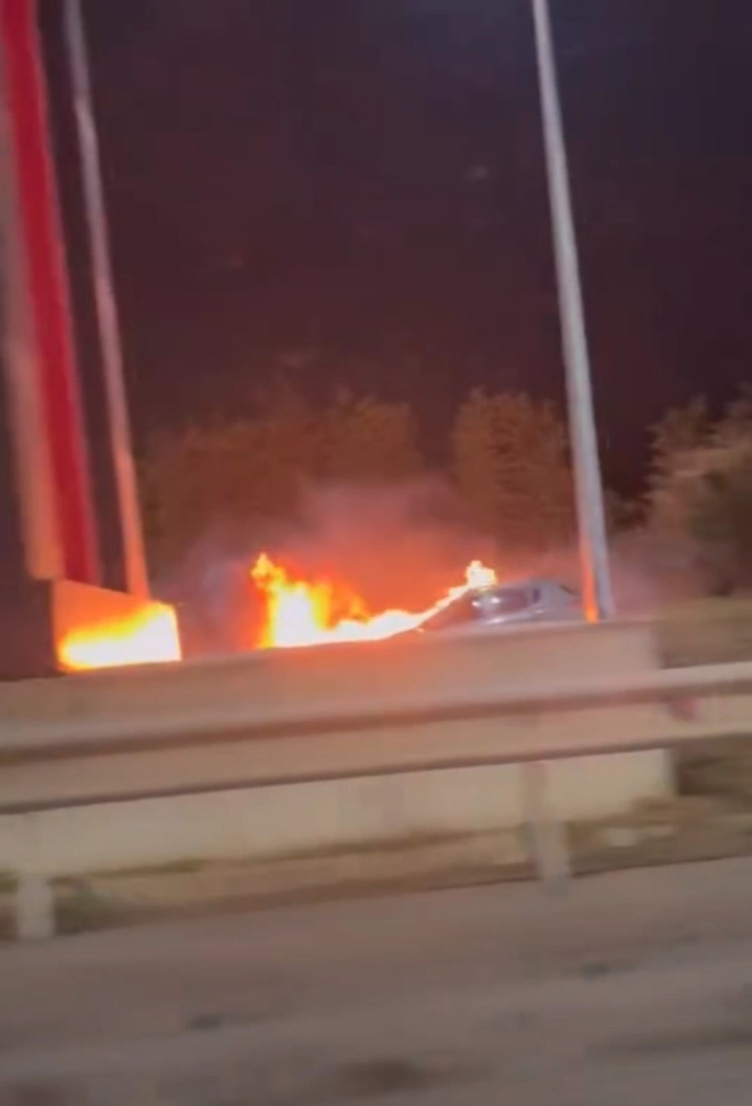 SANCAKTEPE'DE OTOMOBİL ALEV ALEV YANDI