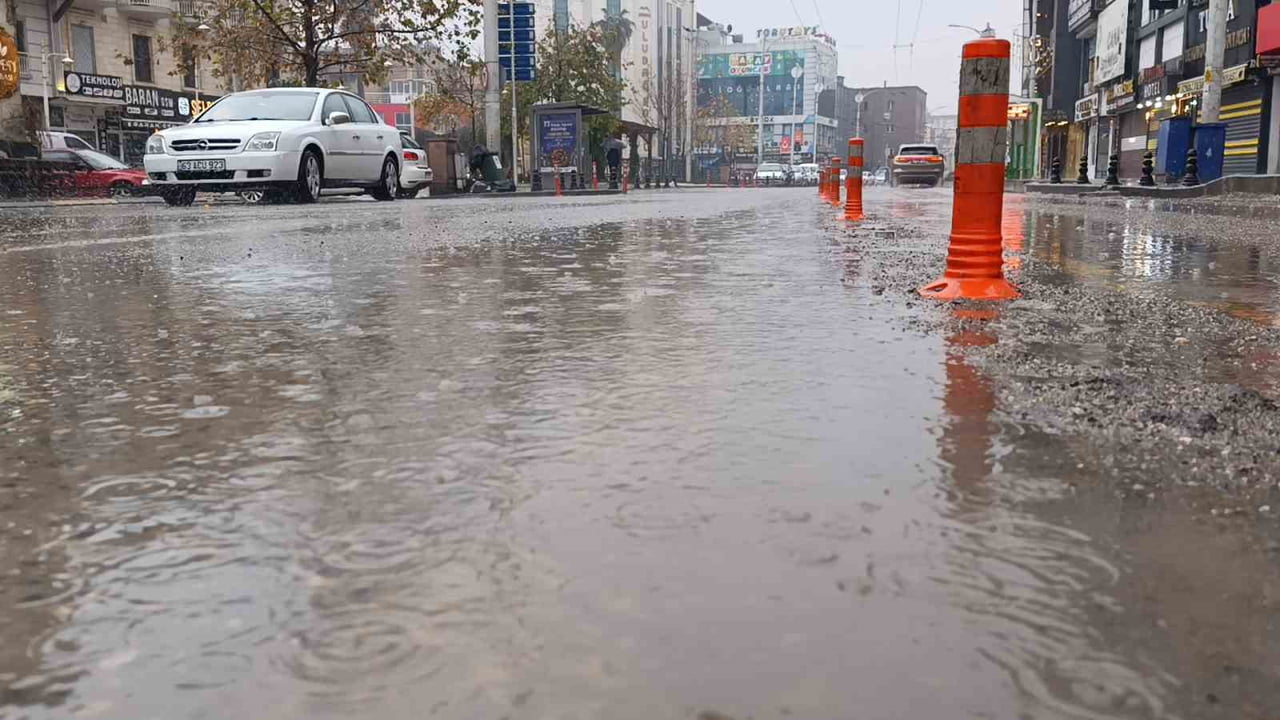 ŞANLIURFA'DA GECE SAATLERİNDE BAŞLAYAN SAĞANAK YAĞIŞ ETKİSİNİ SÜRDÜRÜYOR.