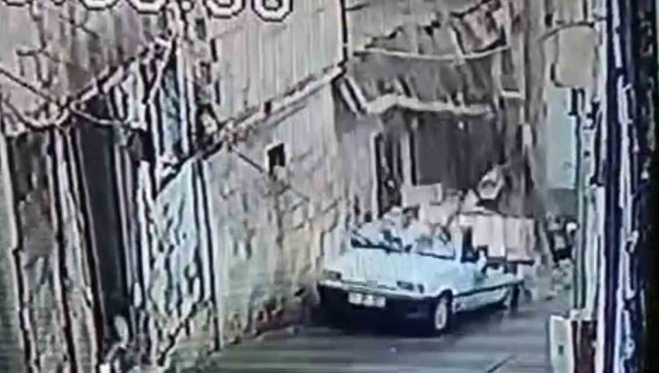 ŞANLIURFA'DA İSTİNAT DUVARININ OTOMOBİL ÜZERİNE DEVRİLDİĞİ ANLAR KAMERADA