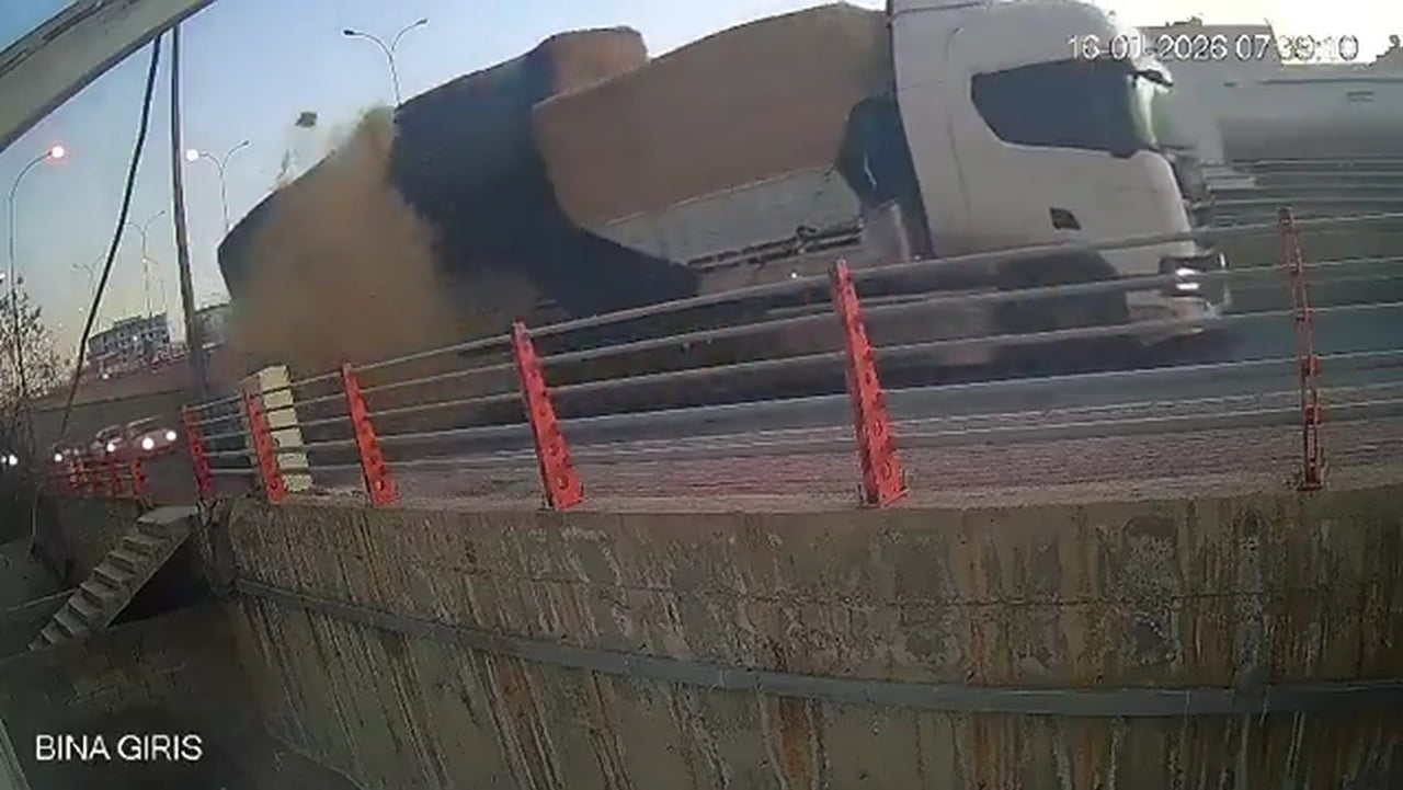 ŞANLIURFA'DA KALDIRIMDA YÜRÜYEN BİR KİŞİNİN, SEYİR HALİNDEKİ TIRDAN DÜŞEN SAMAN BALYASININ ALTINDA...