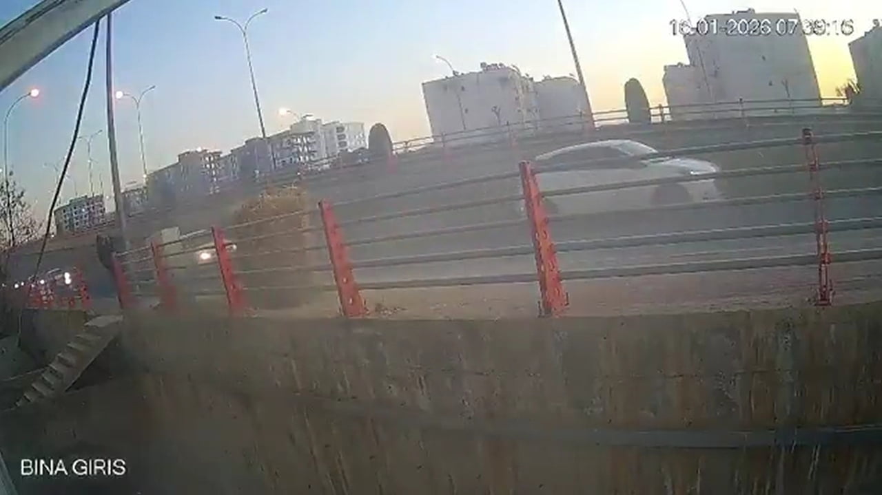 ŞANLIURFA'DA KALDIRIMDA YÜRÜYEN BİR KİŞİNİN, SEYİR HALİNDEKİ TIRDAN DÜŞEN SAMAN BALYASININ ALTINDA...