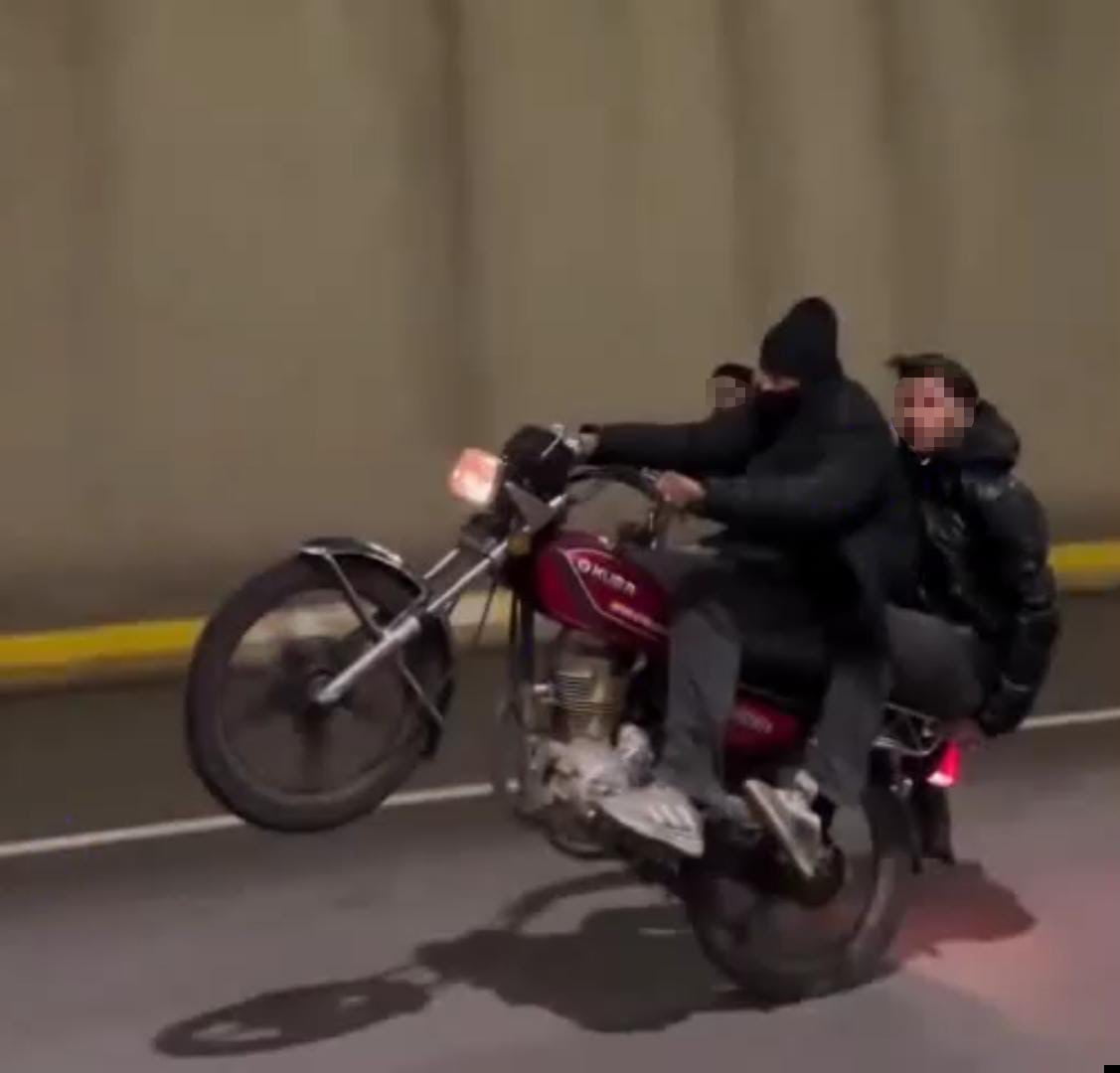 ŞANLIURFA'DA TEK TEKER ÜZERİNDE MOTOSİKLETİYLE TRAFİĞİ TEHLİKEYE ATARAK SEYREDEN SÜRÜCÜYE PARA...