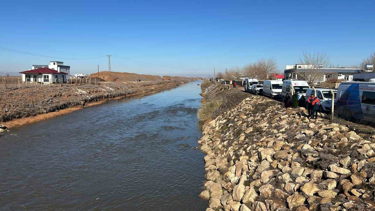 ŞANLIURFA'NIN HARRAN İLÇESİNDE SULAMA KANALINA DÜŞEN OTOMOBİLİN SÜRÜCÜSÜNÜ ARAMA ÇALIŞMALARI...