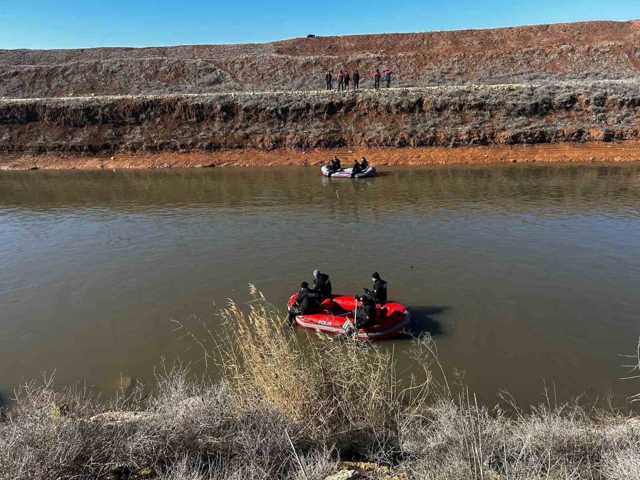 ŞANLIURFA'NIN HARRAN İLÇESİNDE SULAMA KANALINA DÜŞEN OTOMOBİLİN SÜRÜCÜSÜNÜ ARAMA ÇALIŞMALARI...