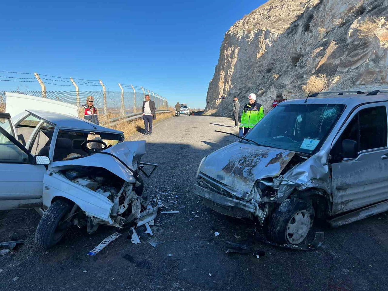 ŞANLIURFA’DA 2 ARAÇ ÇARPIŞTI: 3 YARALI