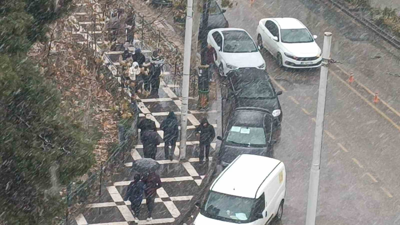 ŞANLIURFA’DA BEKLENEN KAR YAĞIŞI BAŞLADI