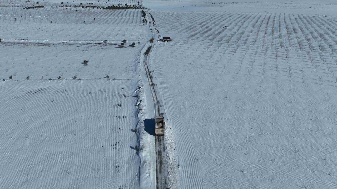 ŞANLIURFA’DA KAPANAN KIRSAL MAHALLE YOLLARI İŞ MAKİNELERİ İLE AÇILIYOR