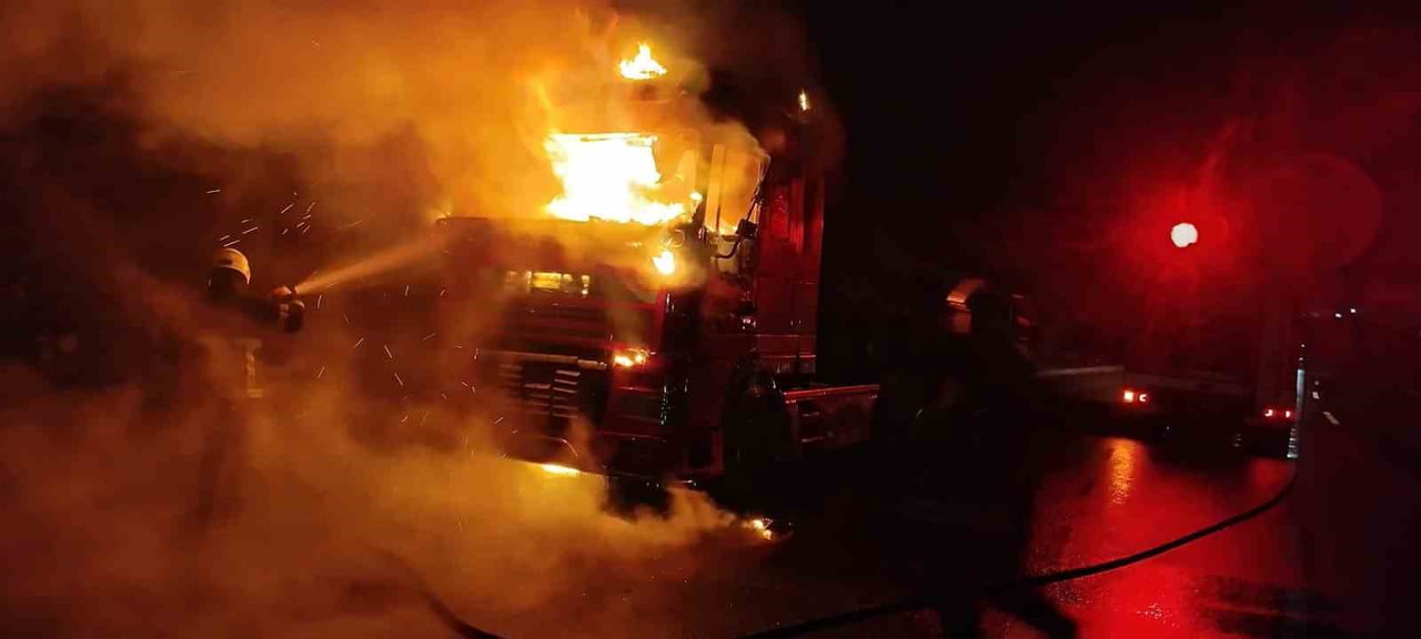 ŞANLIURFA’DA SEYİR HALİNDEKİ TIR ALEV TOPUNA DÖNDÜ