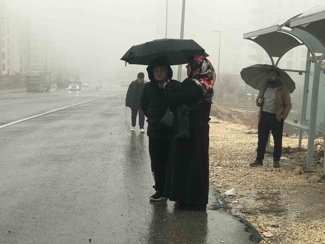 ŞANLIURFA’DA YOĞUN SİS VE YAĞMUR ETKİLİ OLUYOR