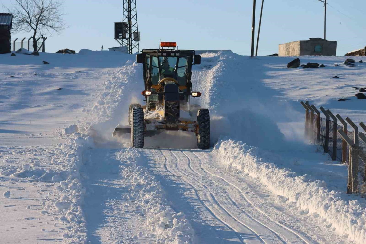 ŞANLIURFA KIRSALINDAKİ YOLLAR ULAŞIMA AÇILDI