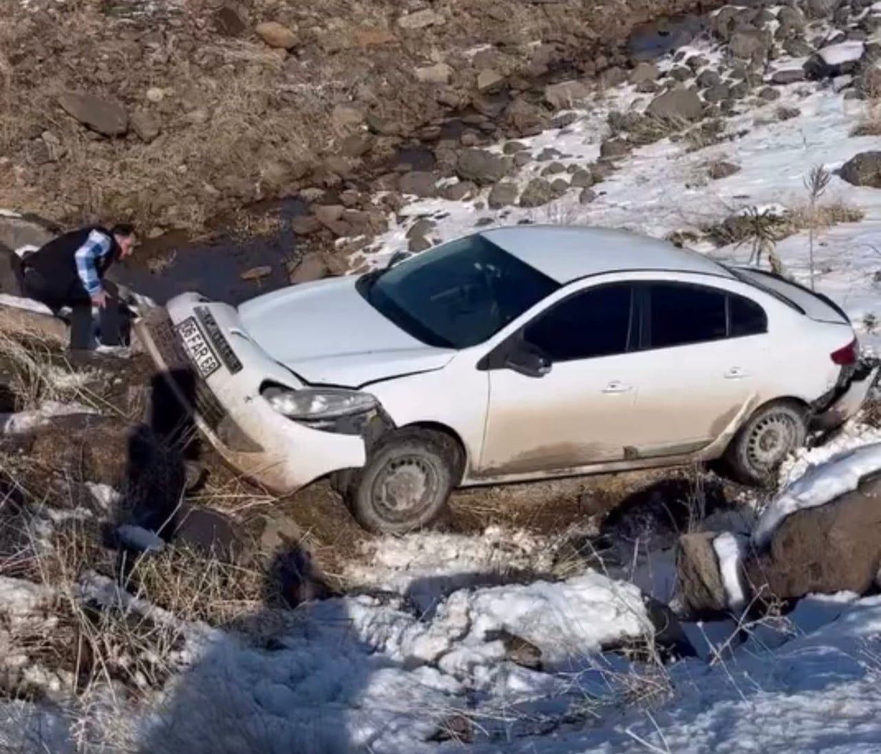 ŞANLIURFA’NIN SİVEREK İLÇESİNDE, KAR YAĞIŞI NEDENİYLE BUZLANAN YOLDA KONTROLDEN ÇIKAN OTOMOBİLİN...