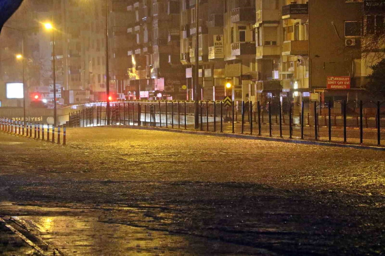 SARI KOD İLE UYARILAN ANTALYA'DA GECE SAATLERİNDE ETKİLİ OLAN SAĞANAK, SABAHA KADAR SÜRDÜ. YAĞIŞ...