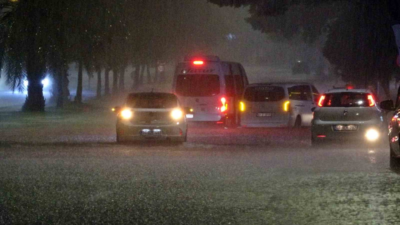 SARI KOD İLE UYARILAN ANTALYA'DA GECE SAATLERİNDE ETKİLİ OLAN SAĞANAK, SABAHA KADAR SÜRDÜ. YAĞIŞ...