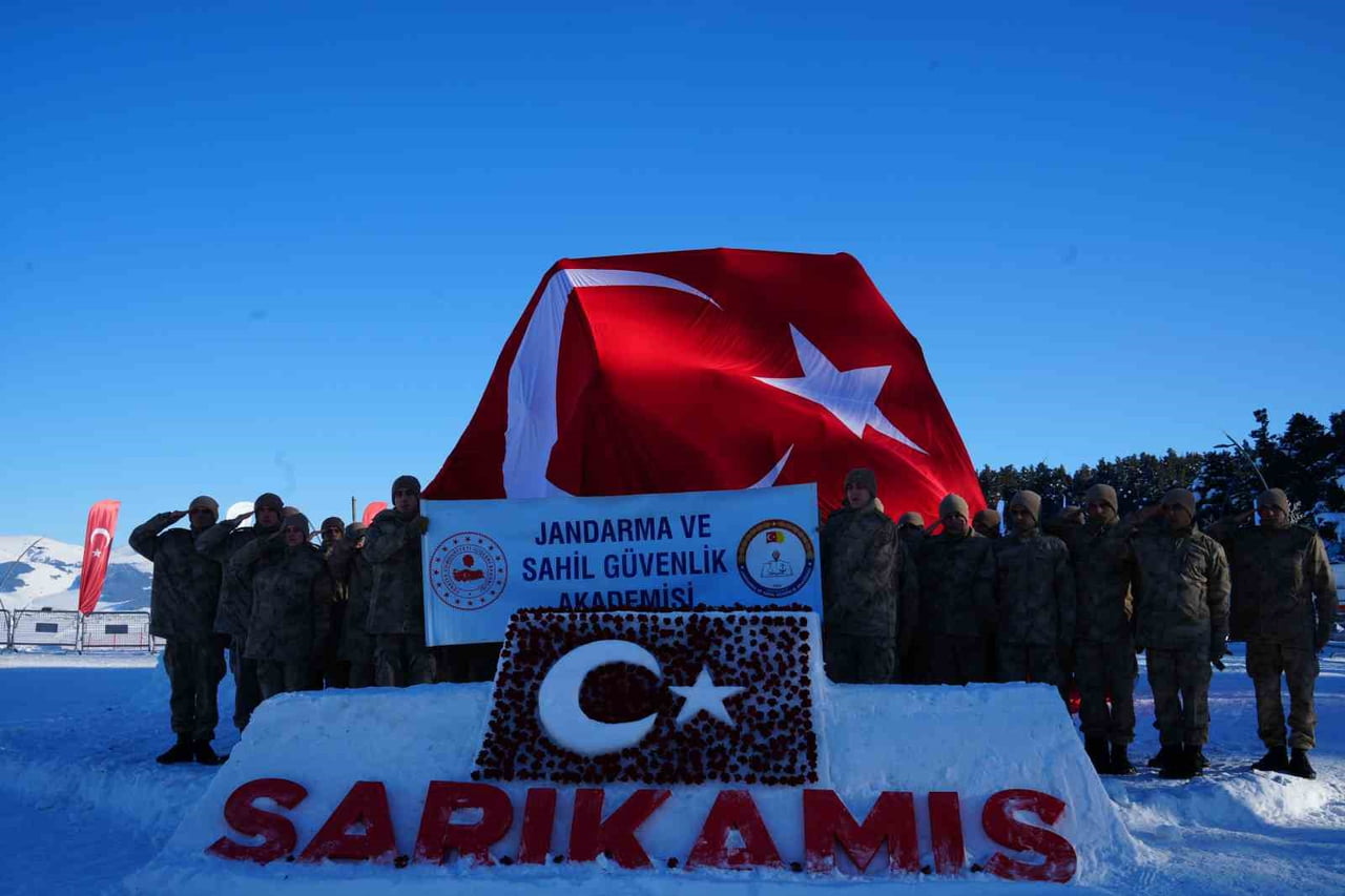 SARIKAMIŞ'TA ŞEHİTLER ANISINA KARDAN HEYKELLER AÇILDI(KARS-İHA)