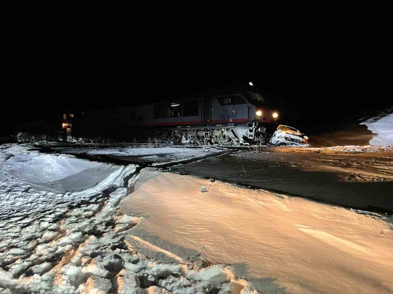 SARIKAMIŞ İLÇESİNDE YÜK TRENİ, İLÇE ÇÖPLÜĞÜ BÖLGESİNDE BULUNAN KONTROLSÜZ HEMZEMİN GEÇİDİNDE...