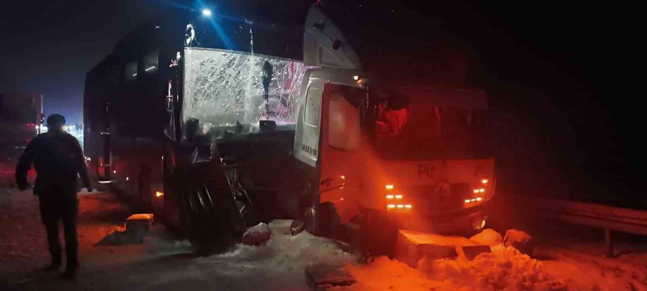 SARIKAMIŞ’TA OTOBÜS KAMYONA ÇARPI: 9 YARALI(KARS-İHA)