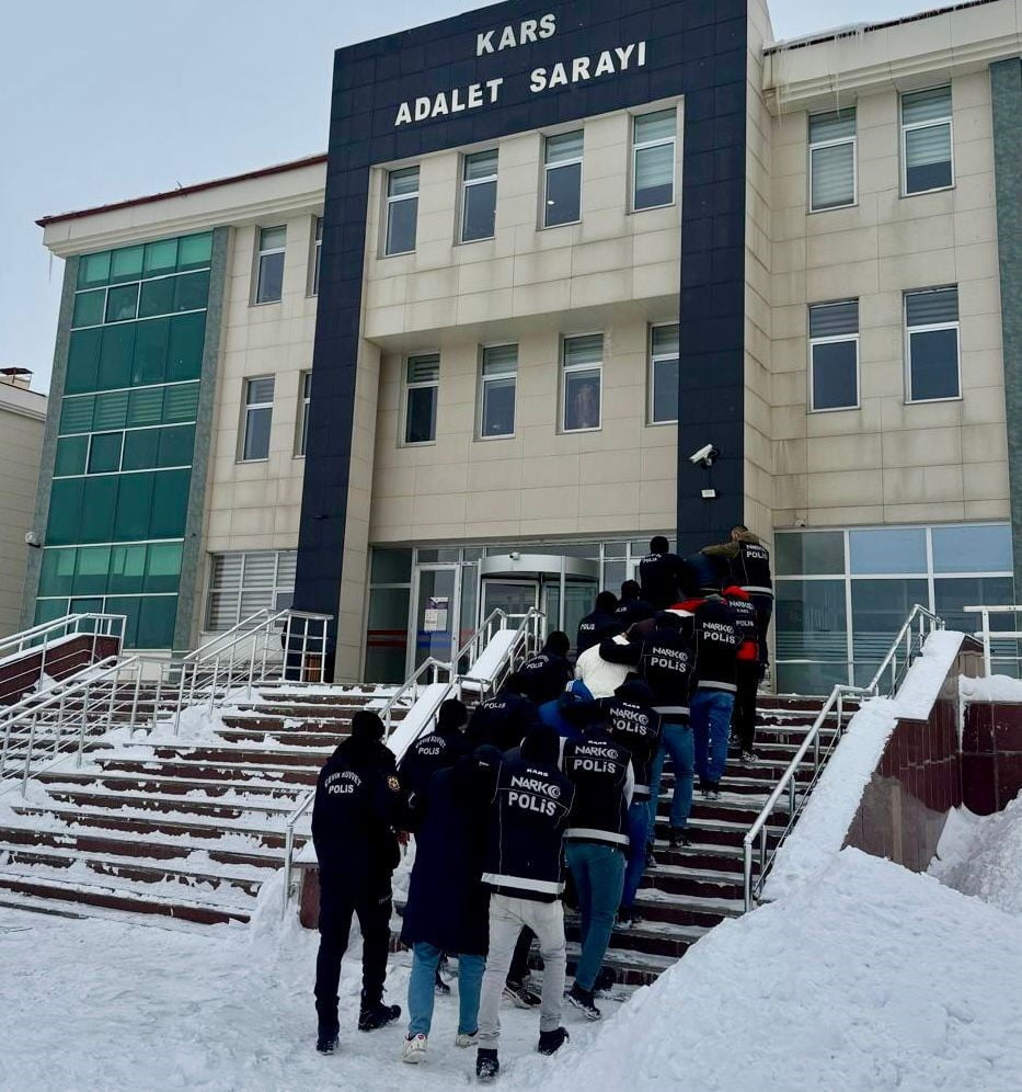 SARIKAMIŞ’TA UYUŞTURUCU TACİRİ 5 KİŞİ TUTUKLANDI(KARS-İHA)