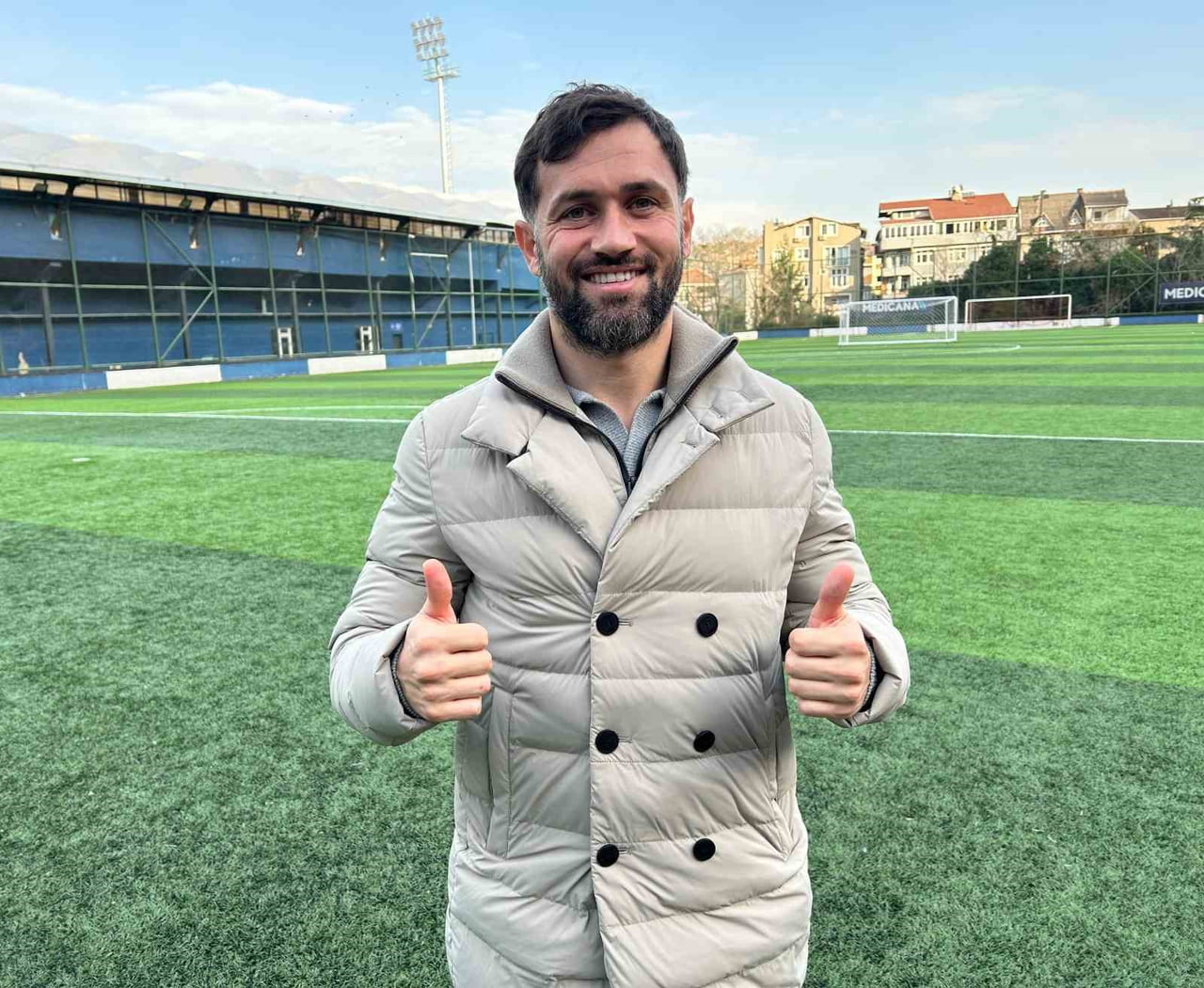 SARIYER’İN TECRÜBELİ FUTBOLCUSU ÖMER BAYRAM, ÇOCUKLUK ARKADAŞI OLAN LİVERPOOL’UN HOLLANDALI...