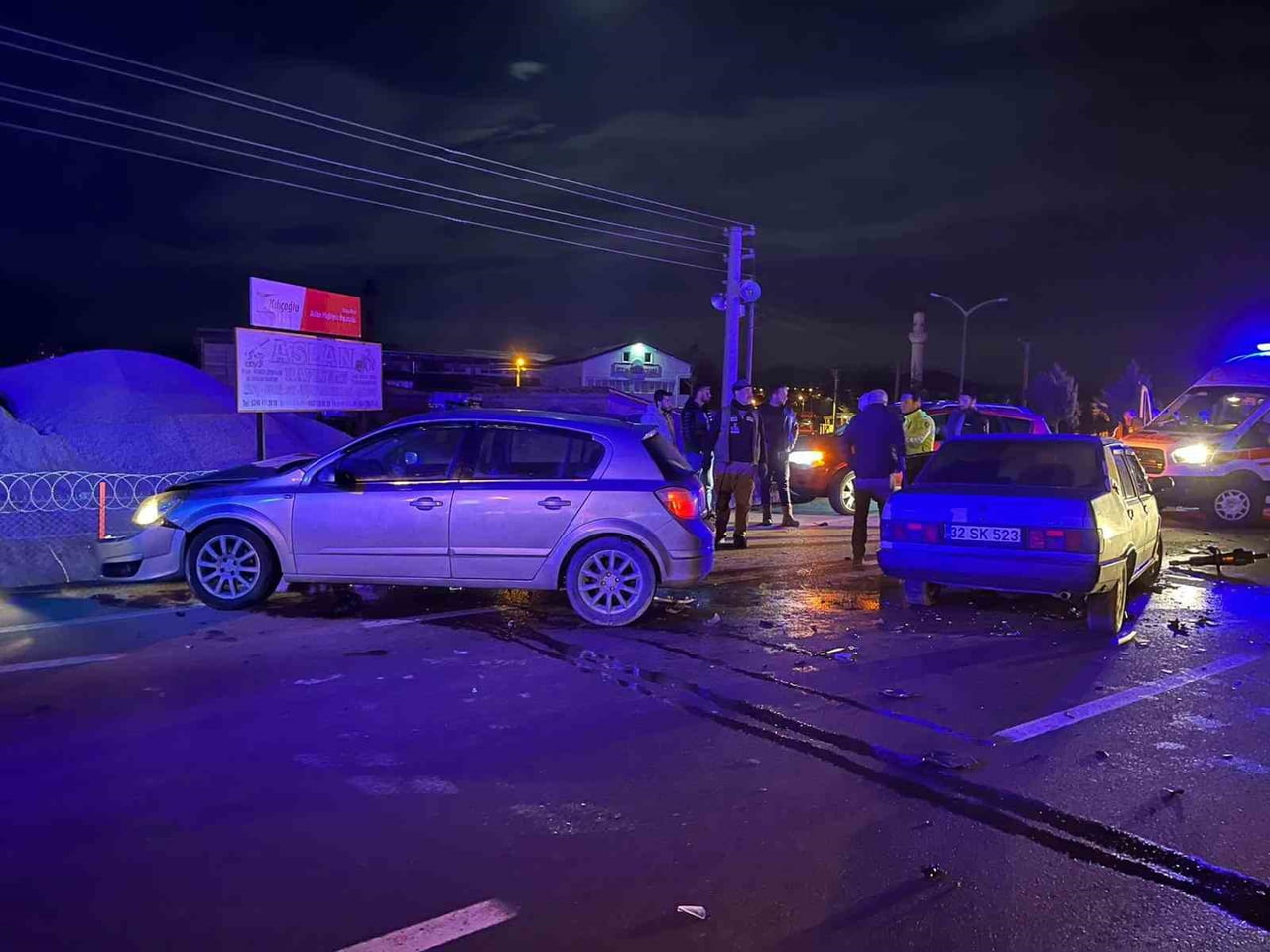 ŞARKİKARAAĞAÇ İLÇESİNDE İKİ OTOMOBİLİN ÇARPIŞTIĞI KAZADA HER İKİ SÜRÜCÜ HAFİF YARALANDI. KAZADA...