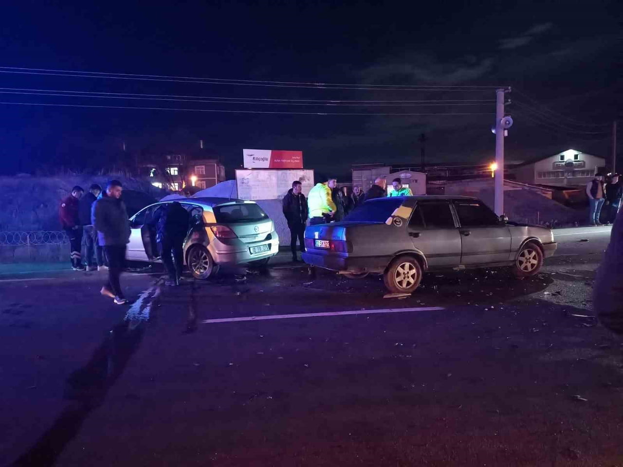 ŞARKİKARAAĞAÇ İLÇESİNDE İKİ OTOMOBİLİN ÇARPIŞTIĞI KAZADA HER İKİ SÜRÜCÜ HAFİF YARALANDI. KAZADA...