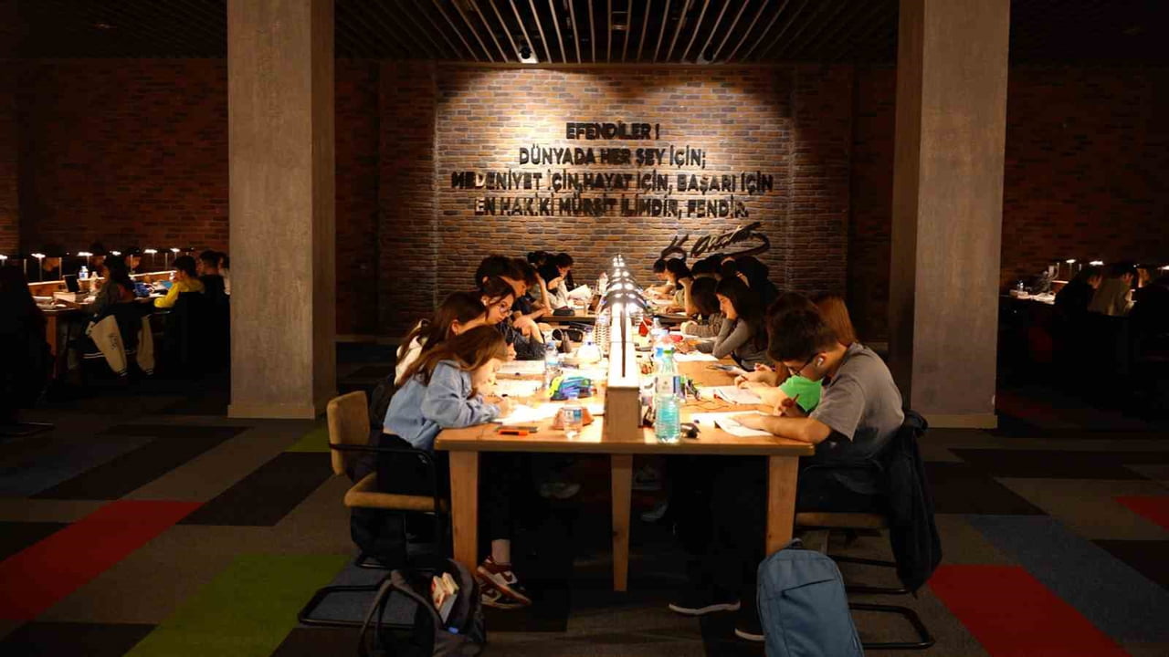 ŞEHİTKAMİL BELEDİYESİ, EĞİTİME VE GENÇLİĞE VERDİĞİ ÖNEMİ 2025 YILINDA DA SOMUT VERİLERLE ORTAYA...