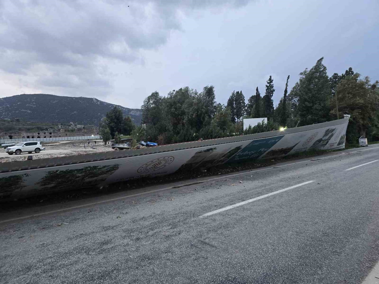 SELÇUK-KUŞADASI KARA YOLUNDA BULUNAN VE EFES KARŞILAMA MERKEZİ İNŞAATININ ÇEVRESİNİ KAPATAN BÜYÜK...