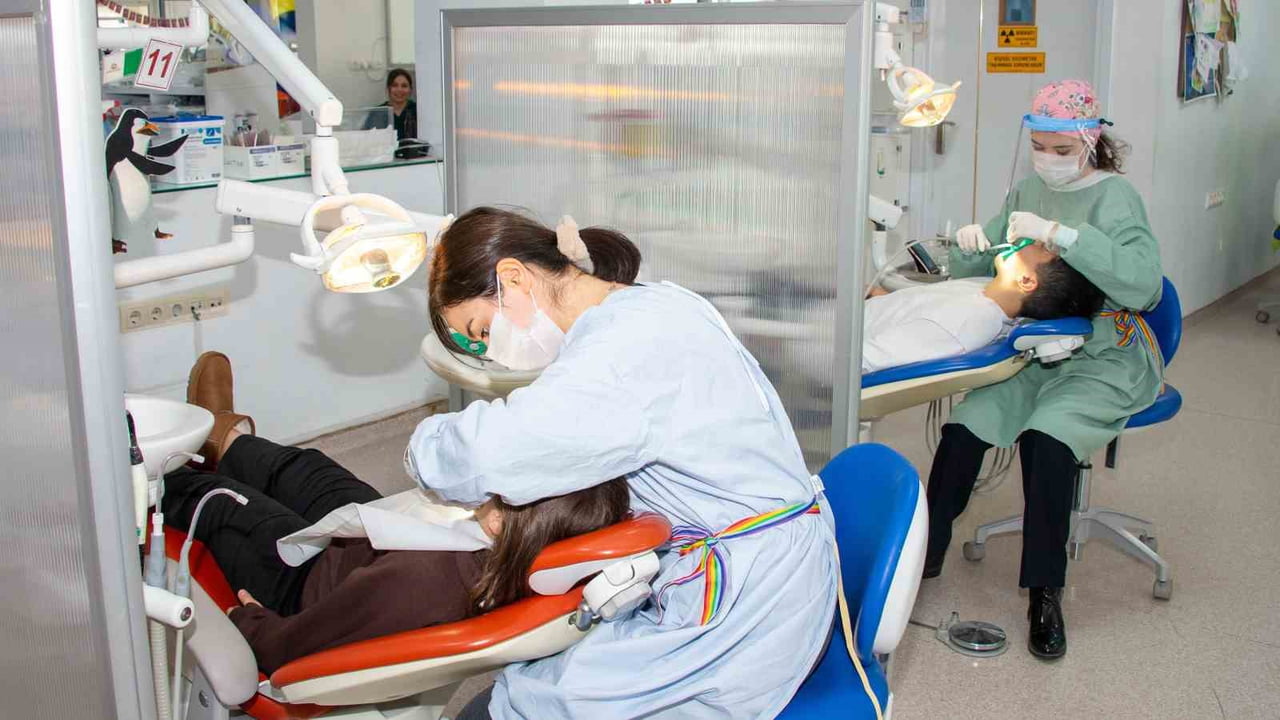 SELÇUK ÜNİVERSİTESİ DİŞ HEKİMLİĞİ FAKÜLTESİ, İLK BAŞVURU VE MUAYENE HİZMETLERİNİ RANDEVUSUZ OLARAK...