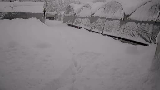 Seraların çökme anı kamerada: Kar altında kalan çiftçi komşularının yardımıyla...