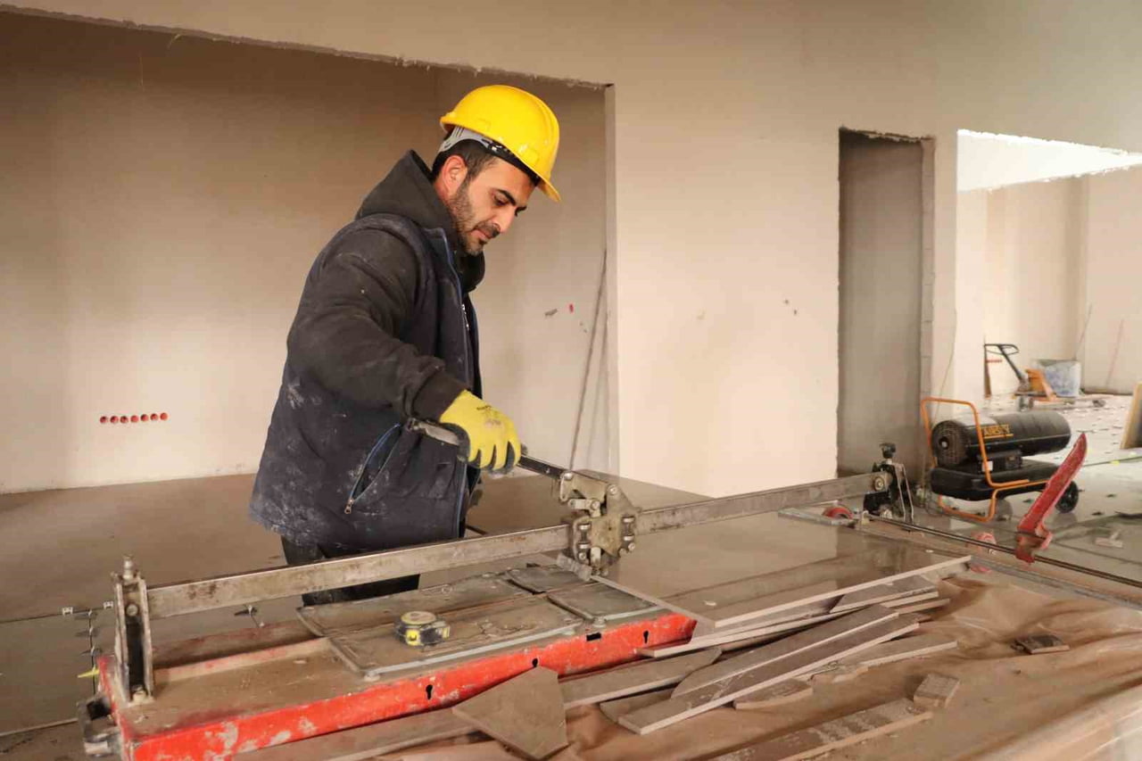 SERAMİK KESİMİ YAPAN BİR İNŞAAT İŞÇİSİ