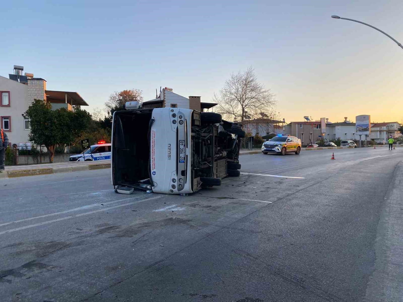 SERİK'TE OTOMOBİL İLE ŞEHİR İÇİ ULAŞIM YAPAN MİDİBÜS ÇARPIŞTI. ŞİDDETLİ ÇARPIŞMANIN ARDINDAN...