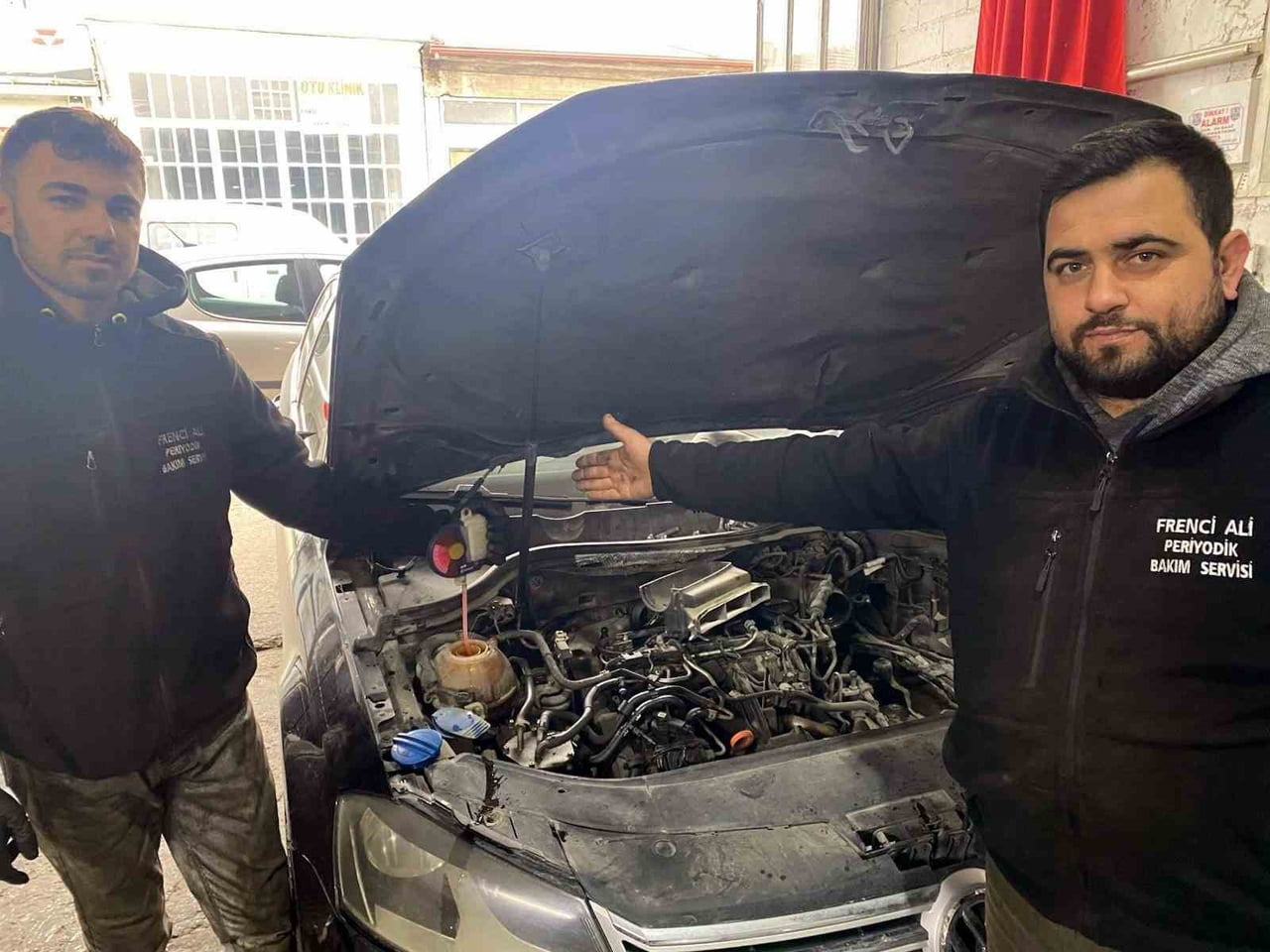 SERVİS BAKIM USTASI MEHMET RİM (SAĞDAKİ) VE ÇALIŞMA ARKADAŞI