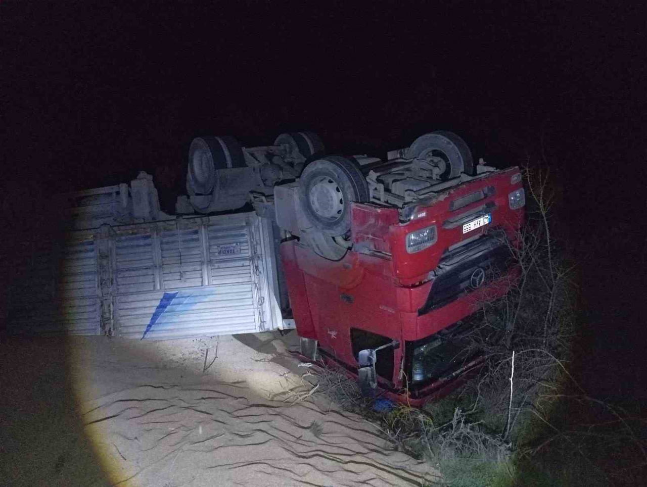 SEYİR HALİNDEKİ TIR DEVRİLDİ; 3 YARALI