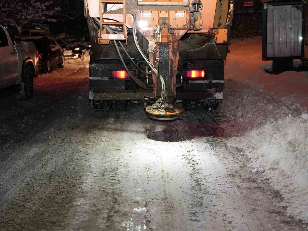 SEZONUN İLK YOĞUN KAR YAĞIŞINDA HIZLI, KOORDİNELİ VE KESİNTİSİZ BİR ÇALIŞMA ORTAYA KOYAN DÜZCE...