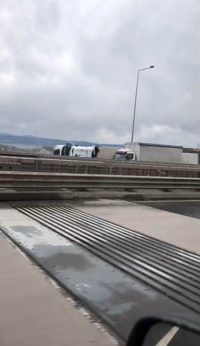 ŞİDDETLİ FIRTINA NEDENİYLE SEYİR HALİNDEKİ 2 TIR DEVRİLDİ.