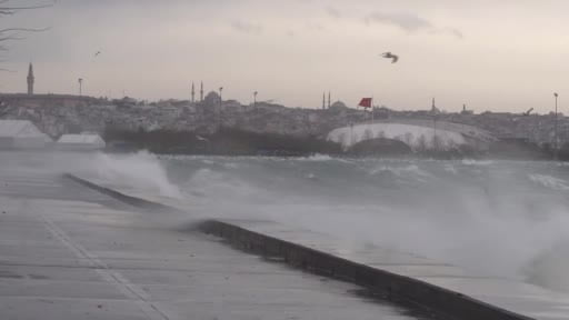 Şiddetli lodos Marmara’da etkili oluyor: Gemiler dalgalar nedeniyle ilerleyemedi