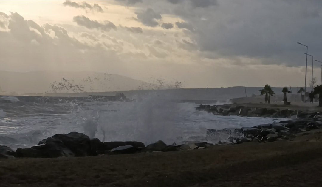 ŞİDDETLİ LODOS MARMARA’YI VURDU: TEKİRDAĞ SAHİL DALGALARLA KAPLANDI