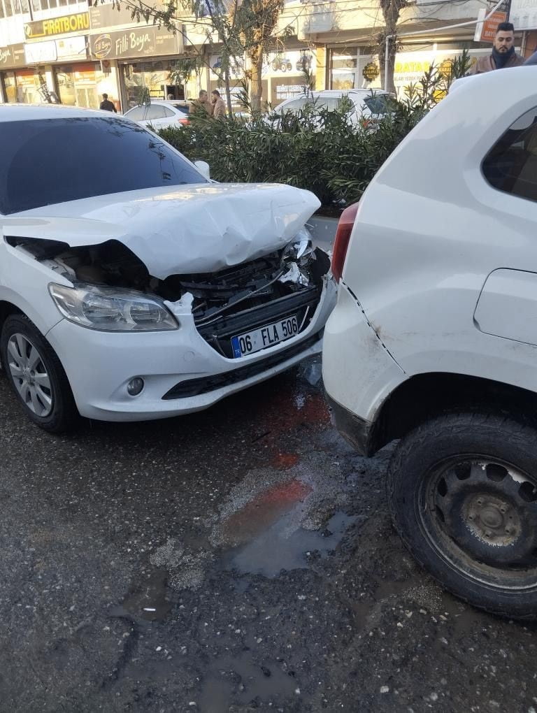 SİİRT'İN KURTALAN İLÇESİNDE MEYDANA GELEN TRAFİK KAZASINDA MADDİ HASAR OLUŞTU.