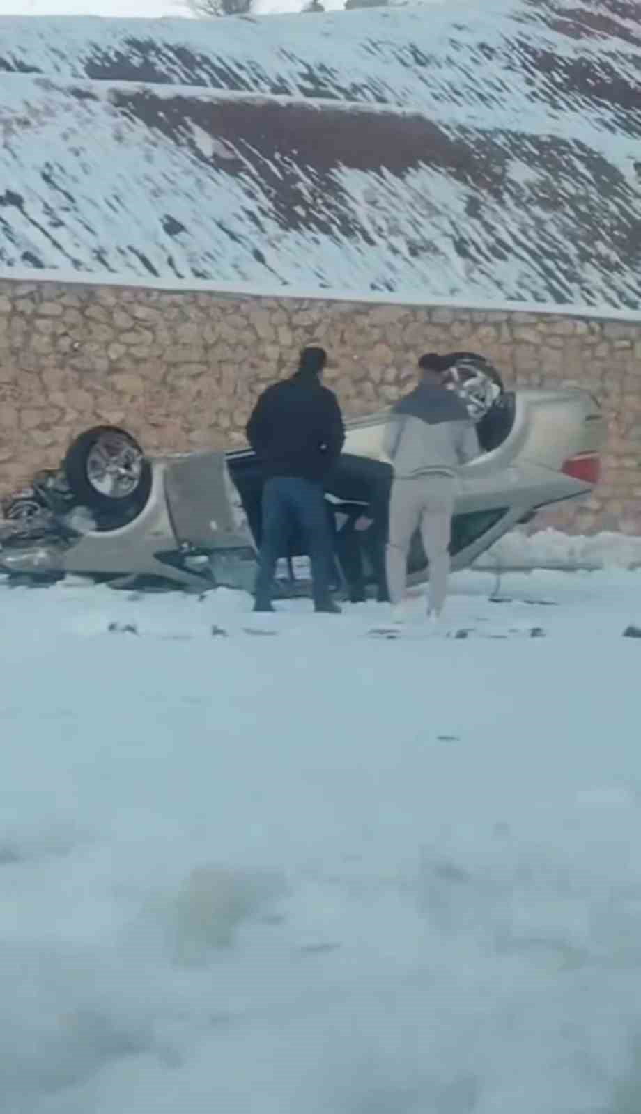 SİİRT'İN KURTALAN İLÇESİNDE TAKLA ATAN OTOMOBİLİN SÜRÜCÜSÜ YARALANDI.