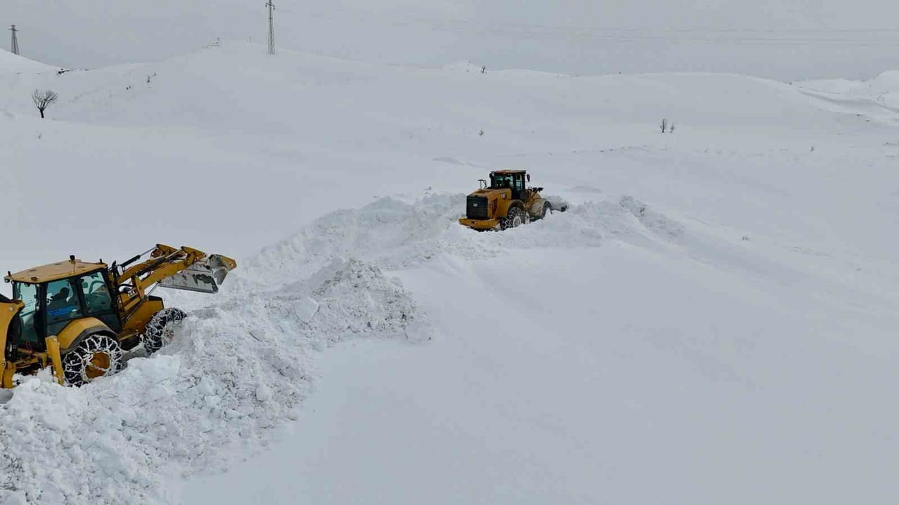 SİİRT'İN PERVARİ İLÇESİNDE KAR KALINLIĞININ YER YER 2 METREYİ BULDUĞU GEÇİTTEPE MEVKİİNDE EKİPLER...