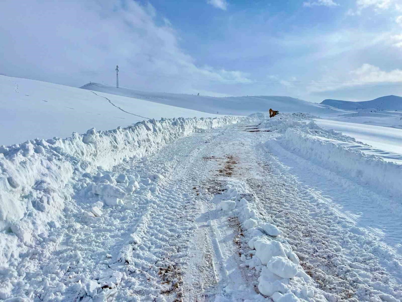 SİİRT'İN PERVARİ İLÇESİNDE KAR KALINLIĞININ YER YER 2 METREYİ BULDUĞU GEÇİTTEPE MEVKİİNDE EKİPLER...