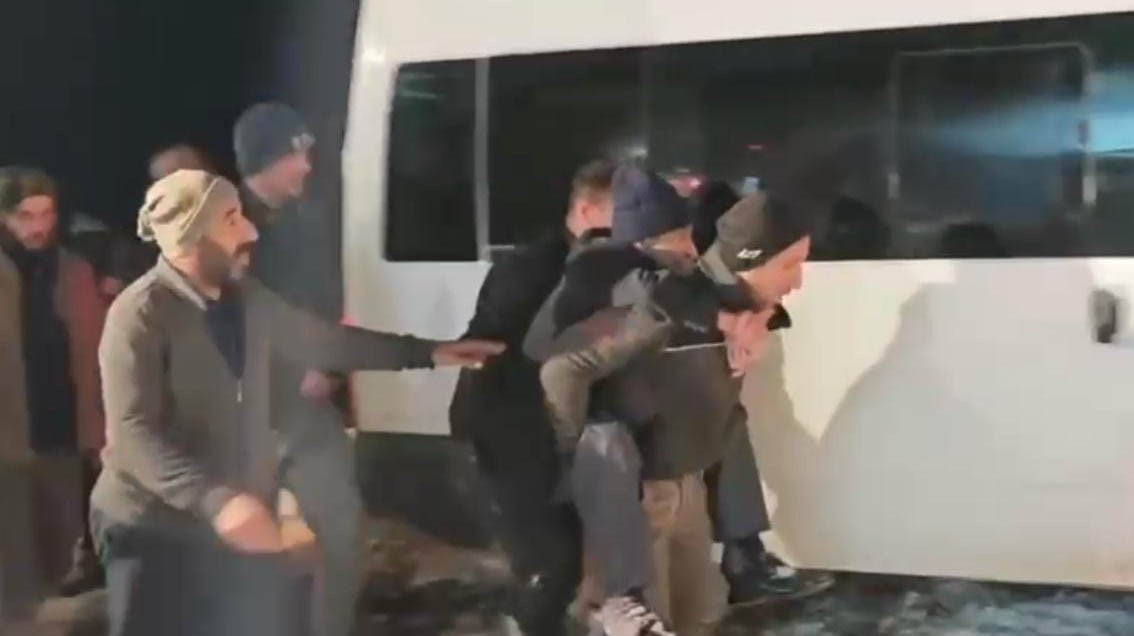 SİİRT'İN ŞİRVAN İLÇESİNDE 90 YAŞINDAKİ HASTA, EKİPLERİN YOL AÇMA ÇALIŞMASININ ARDINDAN SIRTTA...