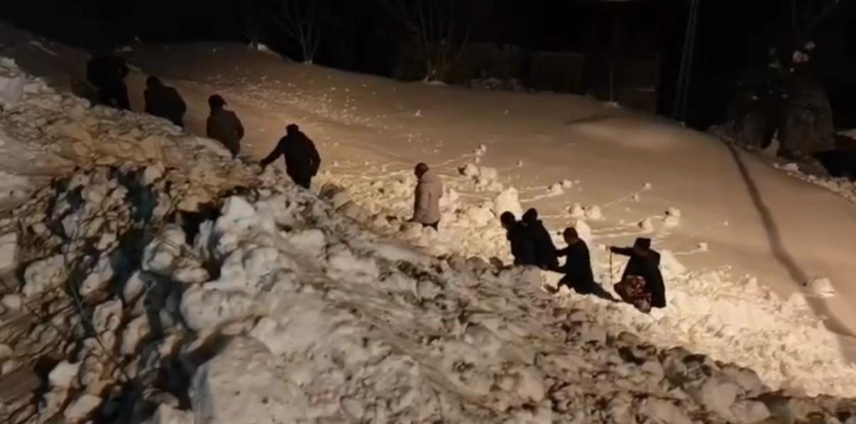 SİİRT'İN ŞİRVAN İLÇESİNDE 90 YAŞINDAKİ HASTA, EKİPLERİN YOL AÇMA ÇALIŞMASININ ARDINDAN SIRTTA...